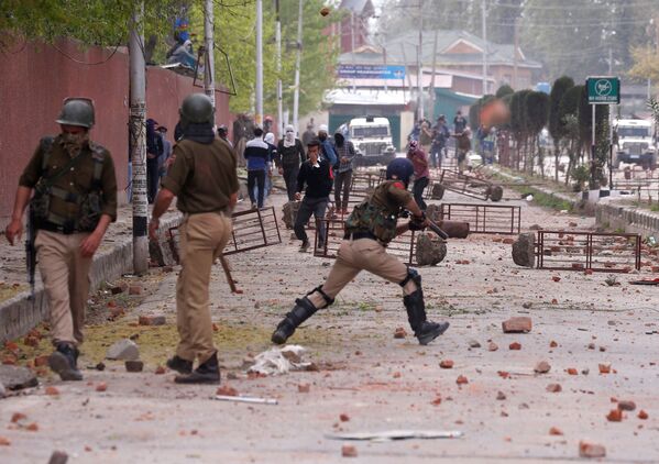 Студенты кидают камни в полицию во время протестов в Кашмире - Sputnik Таджикистан