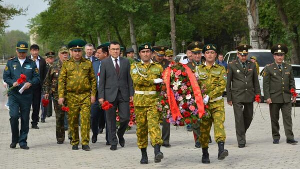В Таджикистане почтили память казахстанских миротворцев - Sputnik Таджикистан