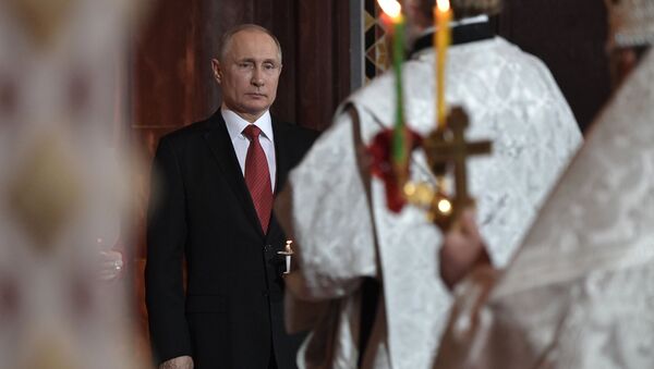 Президент РФ В. Путин и премьер-министр РФ Д. Медведев на пасхальном богослужении - Sputnik Таджикистан