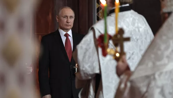 Президент РФ В. Путин и премьер-министр РФ Д. Медведев на пасхальном богослужении - Sputnik Тоҷикистон