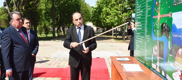 Эмомали Рахмон ознакомился с реконструкцией парка в Душанбе - Sputnik Таджикистан