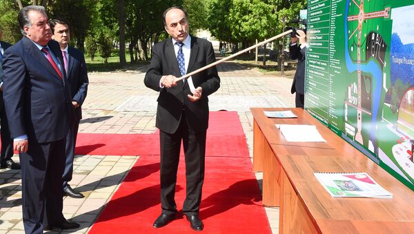 Эмомали Рахмон ознакомился с реконструкцией парка в Душанбе - Sputnik Таджикистан