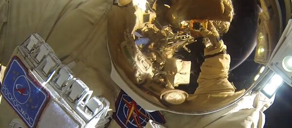 Космонавты Роскосмоса Антон Шкаплеров и Александр Мисуркин во время выхода в открытый космос, архивное фото Космонавты Роскосмоса Антон Шкаплеров и Александр Мисуркин во время выхода в открытый космос, архивное фото - Sputnik Тоҷикистон