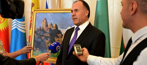 Посол Таджикистана подарил Беларуси картину таджикского художника Чилдухтарон Посол Таджикистана подарил Беларуси картину таджикского художника Чилдухтарон - Sputnik Таджикистан