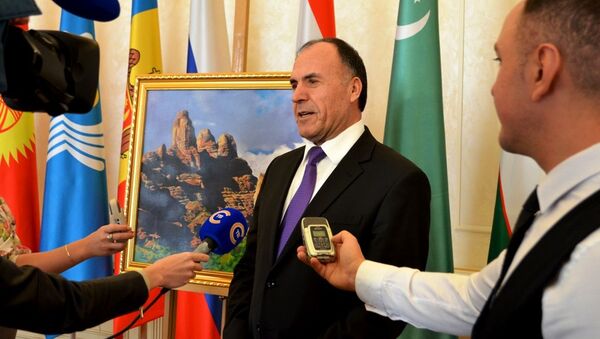 Посол Таджикистана подарил Беларуси картину таджикского художника Чилдухтарон - Sputnik Таджикистан