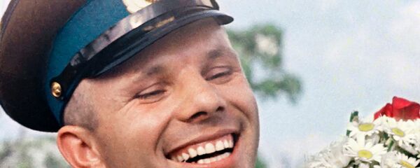 Летчик-космонавт СССР Юрий Алексеевич Гагарин с букетом ромашек, архивное фото - Sputnik Таджикистан