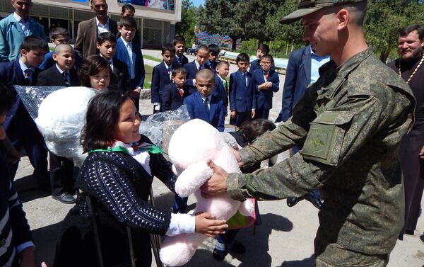 Военнослужащие 201 военной базы оказали помощь школе-интернату в г. Гиссар - Sputnik Таджикистан