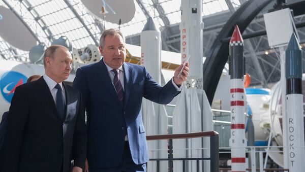 Президент РФ В. Путин посетил центр Космонавтика и авиация - Sputnik Таджикистан