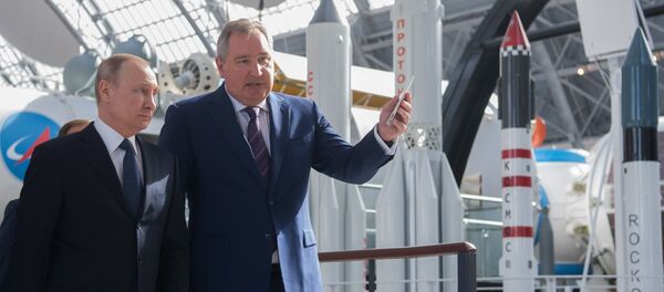 Президент РФ В. Путин посетил центр Космонавтика и авиация - Sputnik Таджикистан