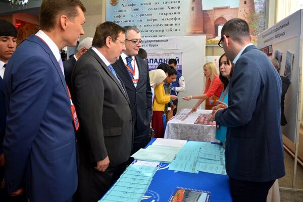 Посол России в Таджикистане и глава Россотрудничества на открытии образовательной выставки в Душанбе - Sputnik Таджикистан