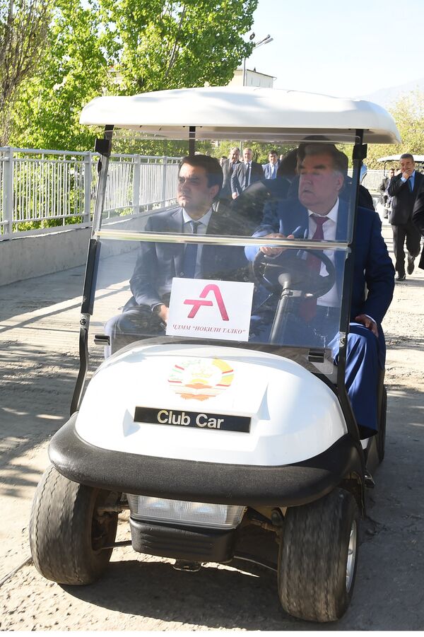 Президент Таджикистана Эмомали Рахмон и мэр Душанбе Рустами Эмомали ознакомились с ходом строительства эстакады - Sputnik Таджикистан