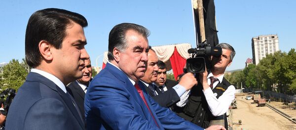 Президент Таджикистана Эмомали Рахмон и мэр Душанбе Рустами Эмомали ознакомились с ходом строительства эстакады - Sputnik Тоҷикистон