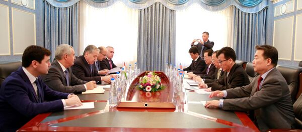 Встреча министров иностранных дел Таджикистана и КНДР Сироджидина Аслова и Ли Ён Хо. - Sputnik Тоҷикистон