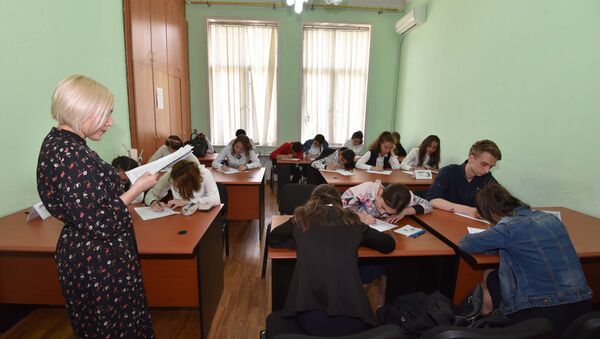 Урок в школе в Душанбе, архивное фото - Sputnik Таджикистан