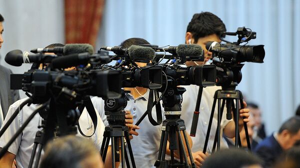 Видеооператоры во время съемки - Sputnik Таджикистан