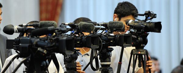 Видеооператоры во время съемки - Sputnik Тоҷикистон