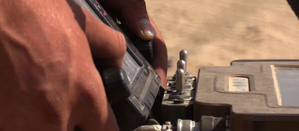 Блок управления металлоискателем во время мероприятий по разминированию - Sputnik Тоҷикистон