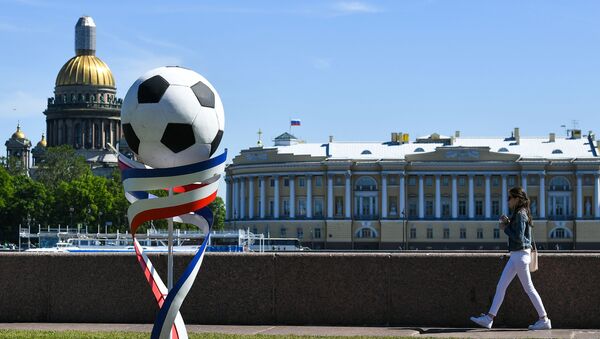 Скульптура в виде футбольного мяча на Университетской набережной в Санкт-Петербурге - Sputnik Таджикистан