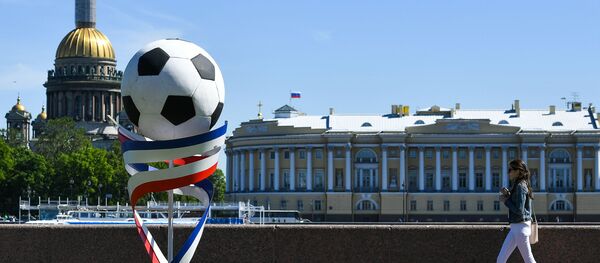 Скульптура в виде футбольного мяча на Университетской набережной в Санкт-Петербурге - Sputnik Таджикистан