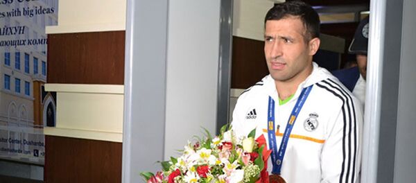 Встреча Комроншоха Устопириёна в аэропорту Душанбе Встреча Комроншоха Устопириёна в аэропорту Душанбе - Sputnik Тоҷикистон