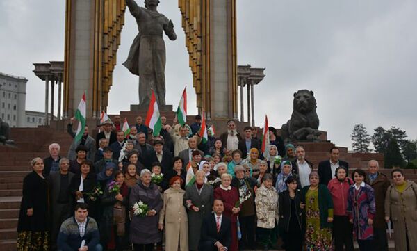 Прогулка ветеранов труда по Душанбе - Sputnik Тоҷикистон