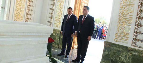 Председатель Согда и Самарканда у могиле Ислама Каримова - Sputnik Тоҷикистон