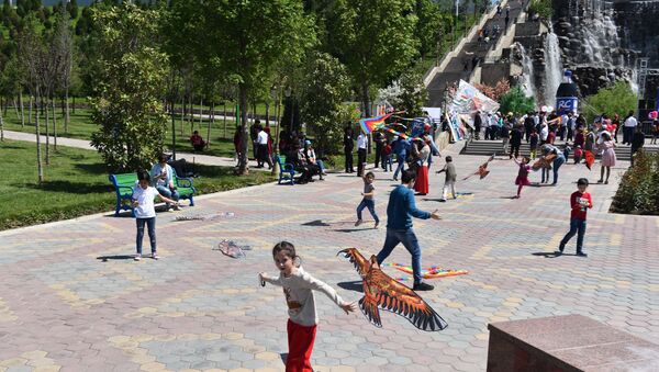 Дети играют с воздушными змеями, архивное фото - Sputnik Тоҷикистон