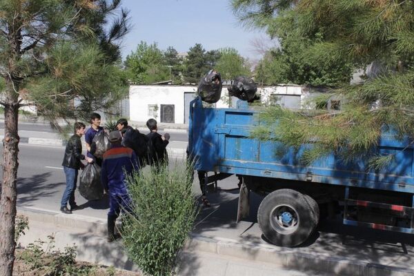 Таджикская милиция на субботнике, архивное фото - Sputnik Тоҷикистон