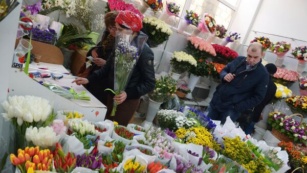 Продажа цветов в преддверии праздника 8 марта - Sputnik Таджикистан