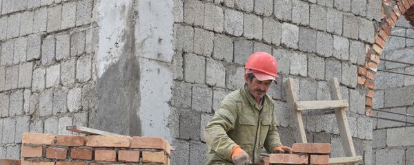 Рабочий на стройке, архивное фото Рабочий на стройке, архивное фото - Sputnik Тоҷикистон