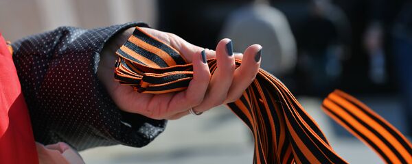 Георгиевская ленточка в руках, архивное фото - Sputnik Таджикистан