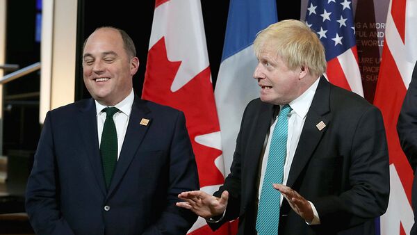 Министр иностранных дел Великобритании Джонсон и министр безопасности Великобритании Уоллес во время встречи министров иностранных дел стран G7 в Торонто - Sputnik Таджикистан