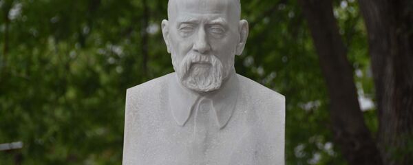 Мраморный бюст, который раньше был на надгробье в парке Садриддина Айни, архивное фото Мраморный бюст, который раньше был на надгробье в парке Садриддина Айни, архивное фото - Sputnik Тоҷикистон