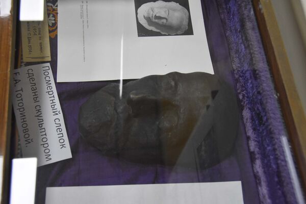 Посмертный слепок Айни, архивное фото - Sputnik Таджикистан