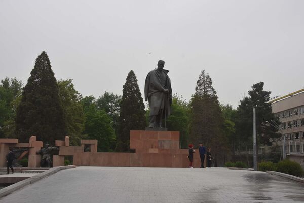 Скульптурный комплекс Садриддину Айни, архивное фото - Sputnik Таджикистан