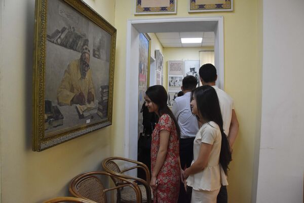 Студенты медицинского университета в литературном музее Садриддина Айни, архивное фото - Sputnik Таджикистан