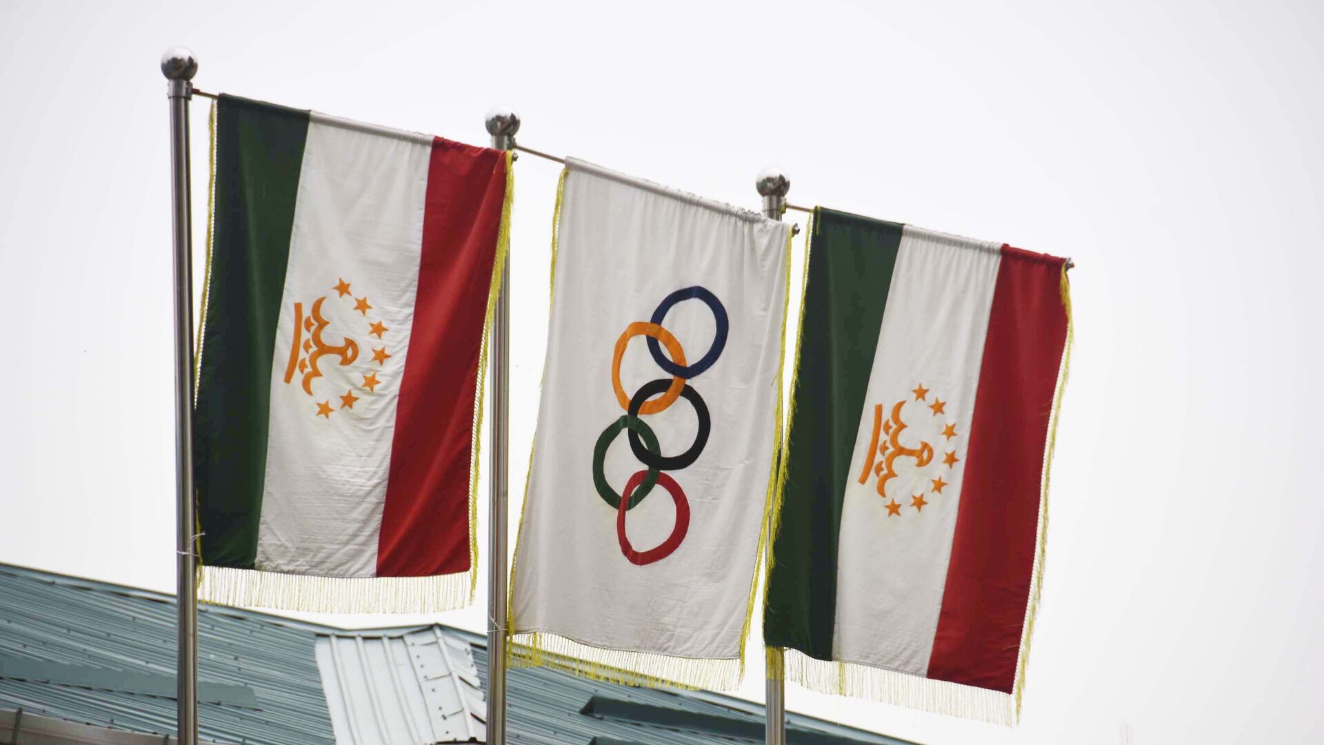 Флаги Таджикистана и олимпийского флага, архивное фото - Sputnik Таджикистан, 1920, 01.07.2022