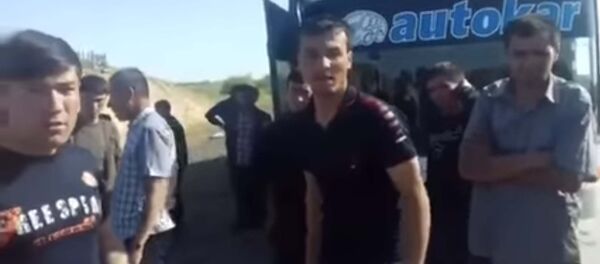 Водитель отказывается везти пассажиров пока те не доплатят Водитель отказывается везти пассажиров пока те не доплатят - Sputnik Таджикистан
