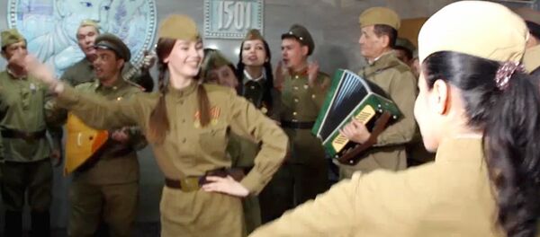 Акция к 9 мая в Ташкентском метро Акция к 9 мая в Ташкентском метро - Sputnik Таджикистан