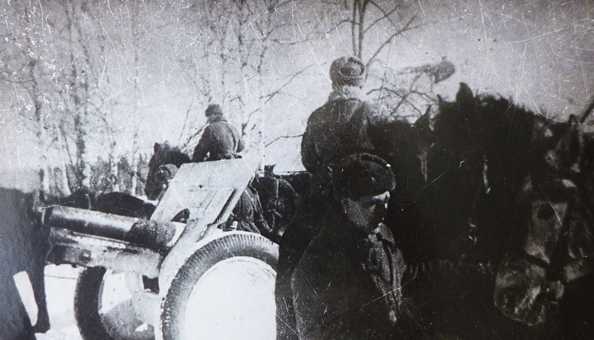 Офицеры 61-й таджикской кавалерийской дивизии перед отправкой на фронт, архивное фото Офицеры 61-й таджикской кавалерийской дивизии перед отправкой на фронт, архивное фото - Sputnik Тоҷикистон, 1920, 19.11.2025