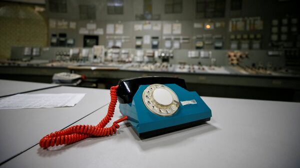 Телефон в центре управления остановленного третьего реактора на Чернобыльской атомной электростанции - Sputnik Тоҷикистон