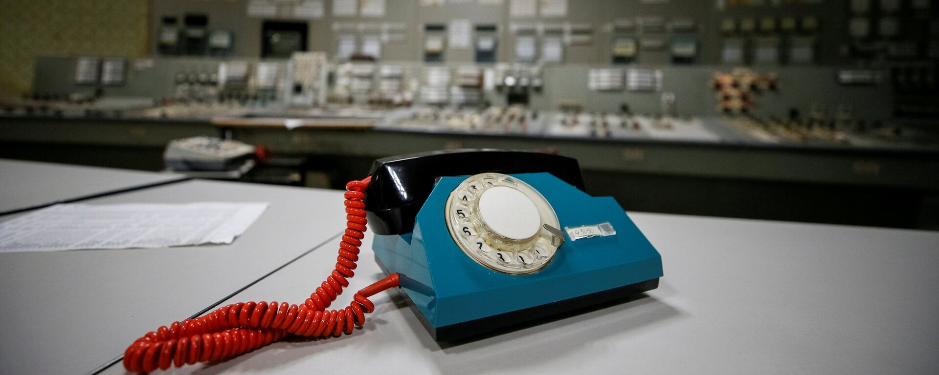 Телефон в центре управления остановленного третьего реактора на Чернобыльской атомной электростанции - Sputnik Таджикистан, 1920, 26.04.2019