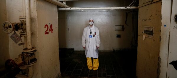 Сотрудник ЧАЭС в коридорах третьего реактора - Sputnik Таджикистан