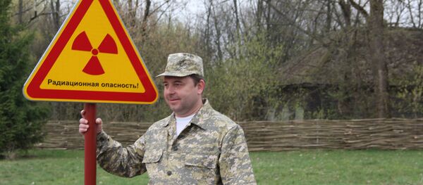 Участники пресс-тура охотно позировали со знаками радиационной опасности - Sputnik Таджикистан