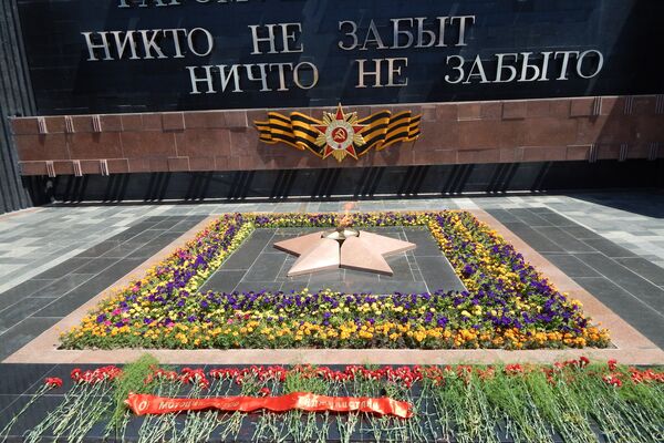 Вечный огонь в Душанбе, архивное фото - Sputnik Таджикистан