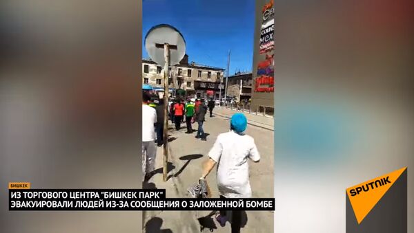 Милиция оцепила Бишкек Парк — людей попросили покинуть торговый центр - Sputnik Таджикистан