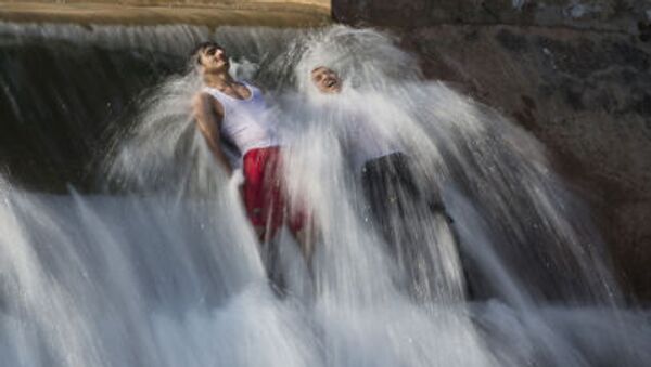 Пакистанские мужчины купаются в ручье, чтобы победить жару на окраине Исламабада - Sputnik Тоҷикистон