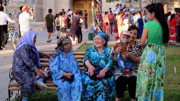 Пожилые женщины отдыхают на скамейке - Sputnik Таджикистан