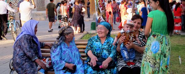 Пожилые женщины отдыхают на скамейке - Sputnik Таджикистан