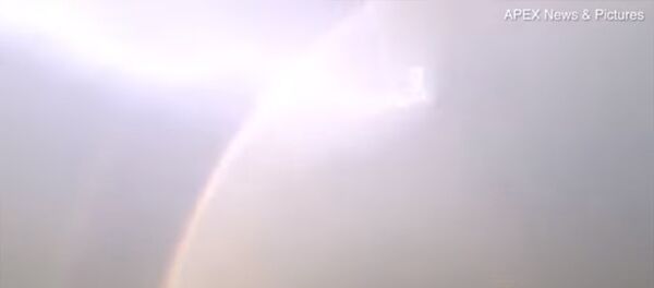 В Британии во время грозы с неба упал загадочный объект - Sputnik Таджикистан